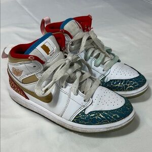 Jordan 1 Mid Sneaker School UNC to Chicago Size 13 Kids